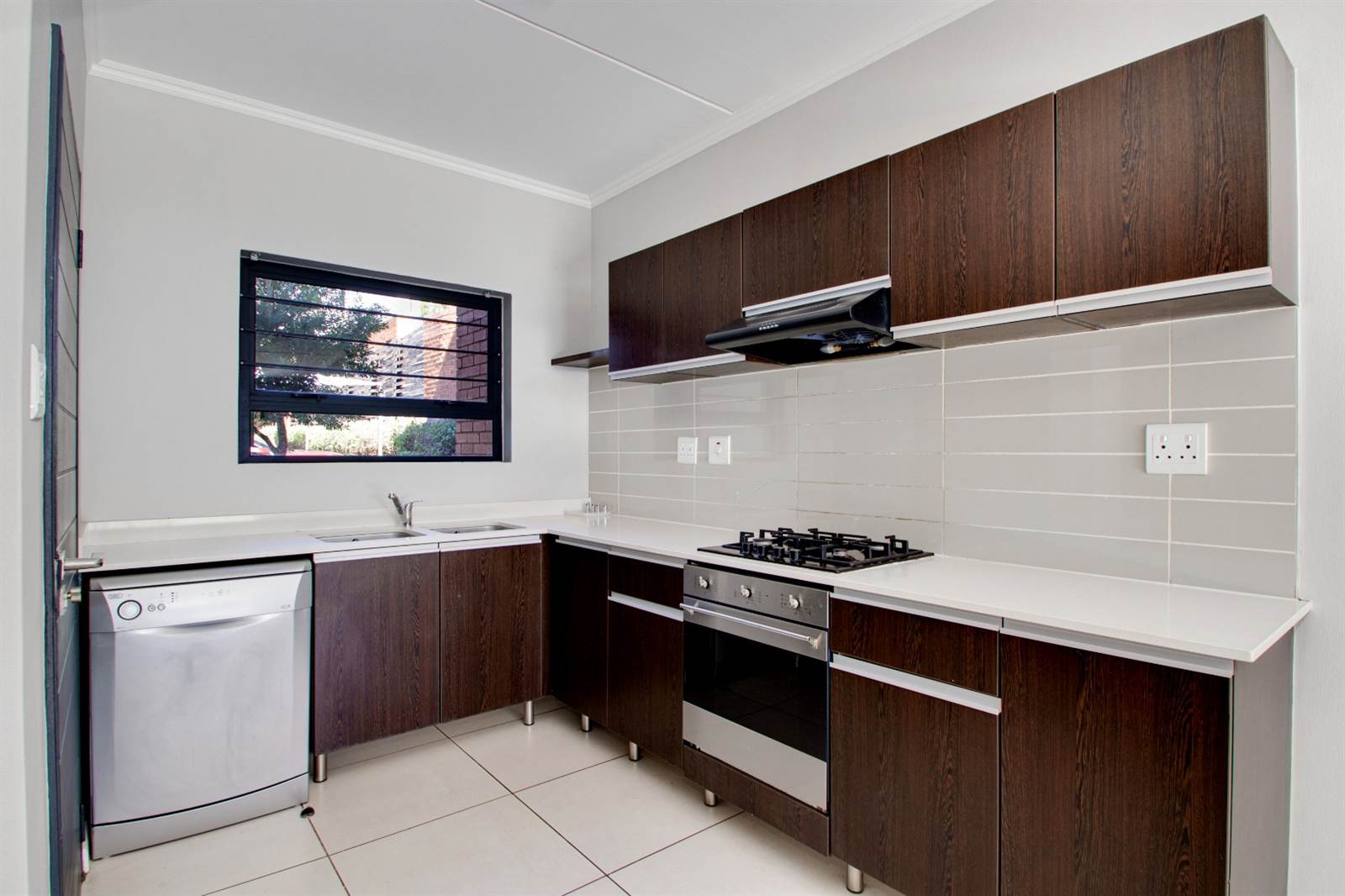 3 Bed Apartment in Fourways photo number 7