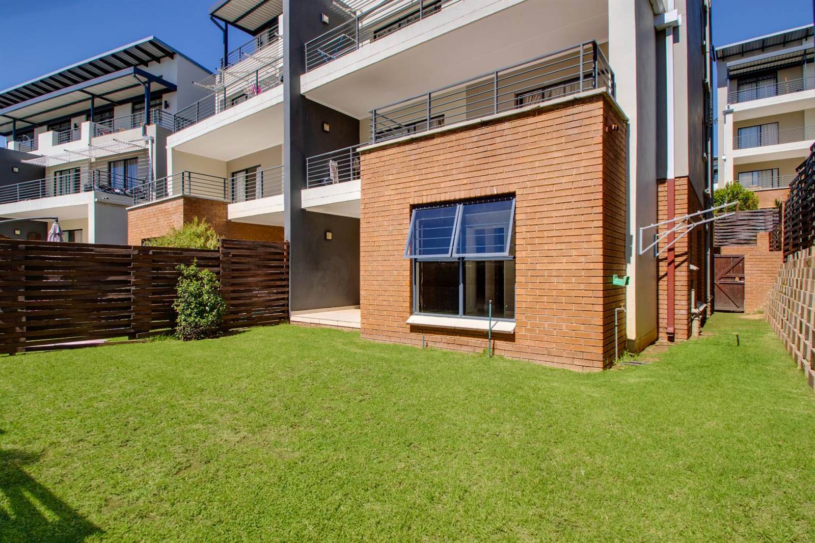 3 Bed Apartment in Fourways photo number 3
