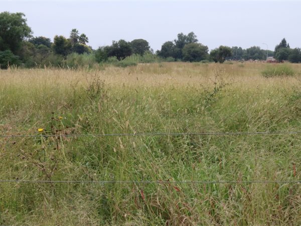 1 106 m² Land