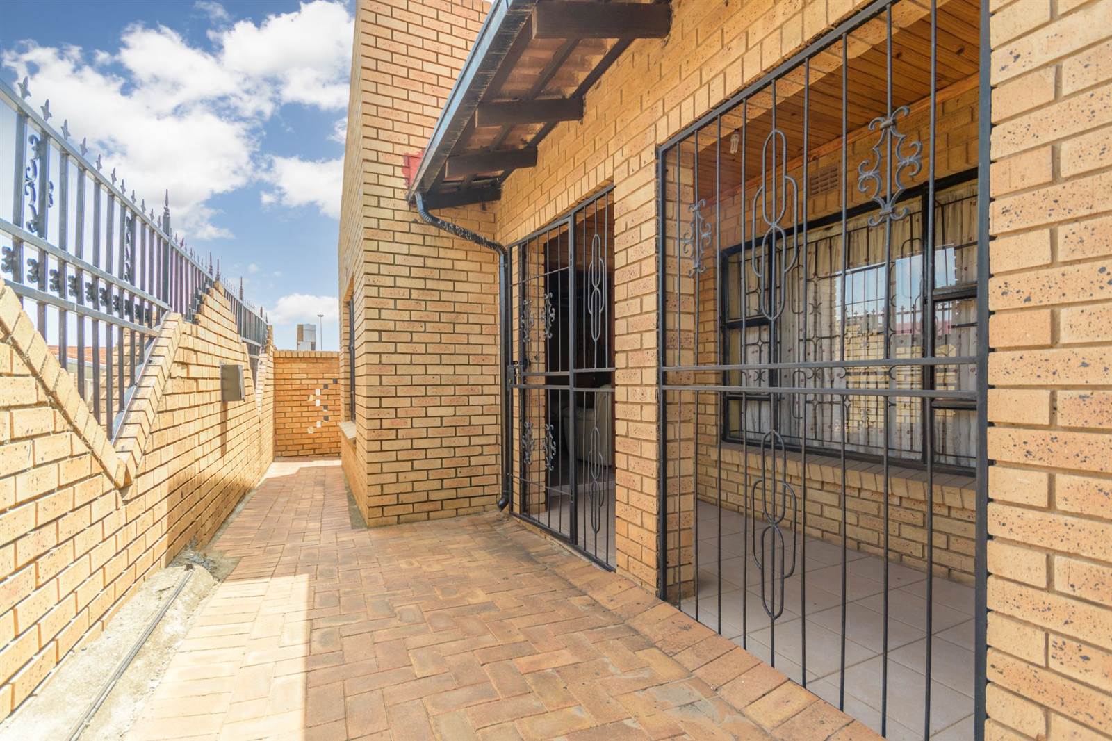 6 Bed House in Tembisa photo number 3