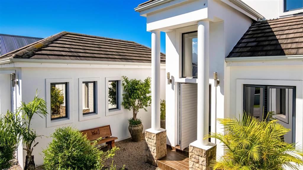 5 Bedroom House 5 Bedroom House