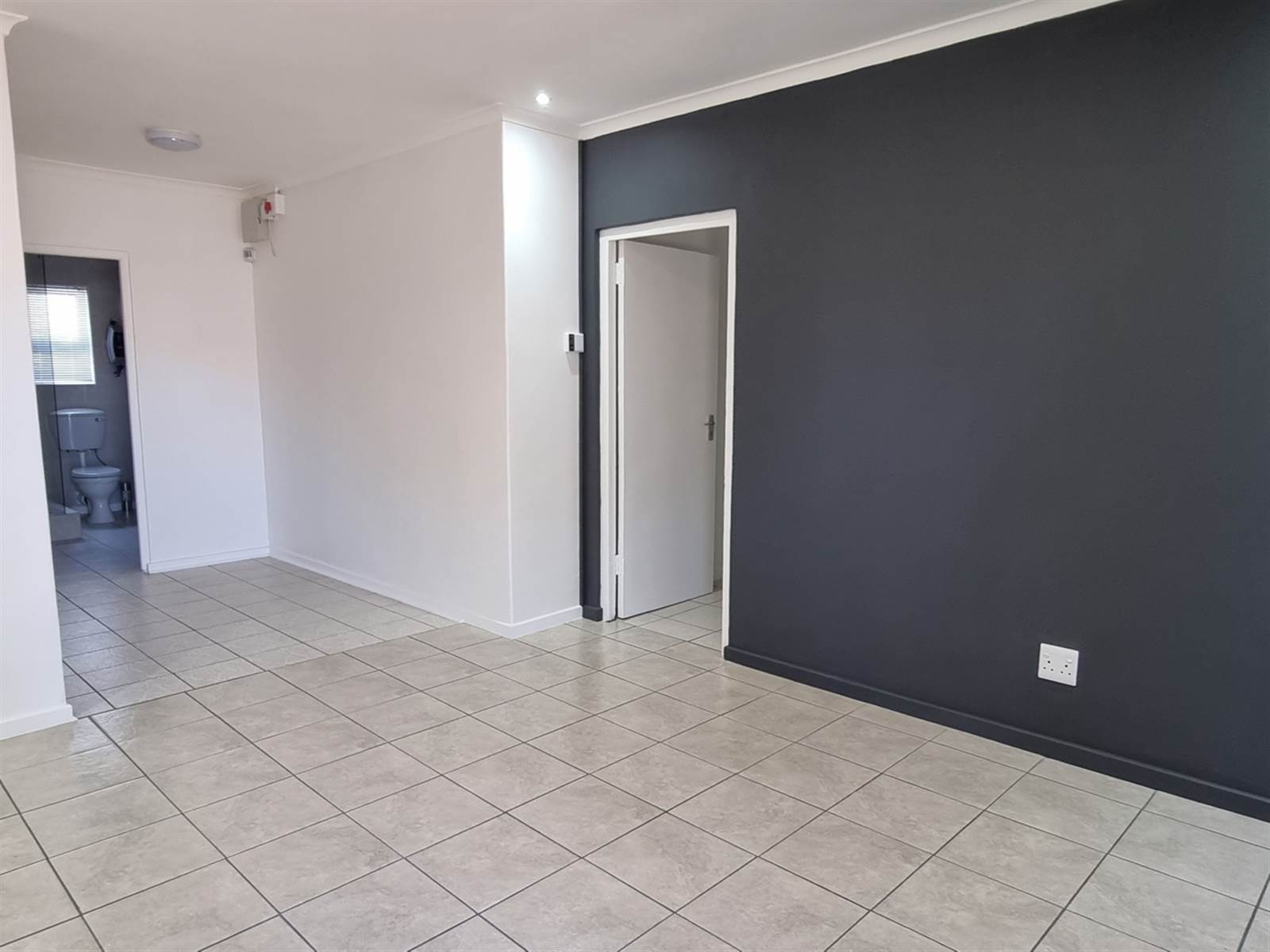 2 Bed Apartment in Rondebosch East photo number 4