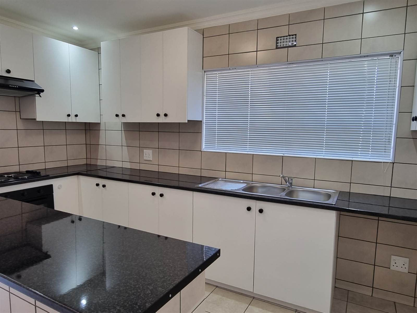 2 Bed Apartment in Rondebosch East photo number 3