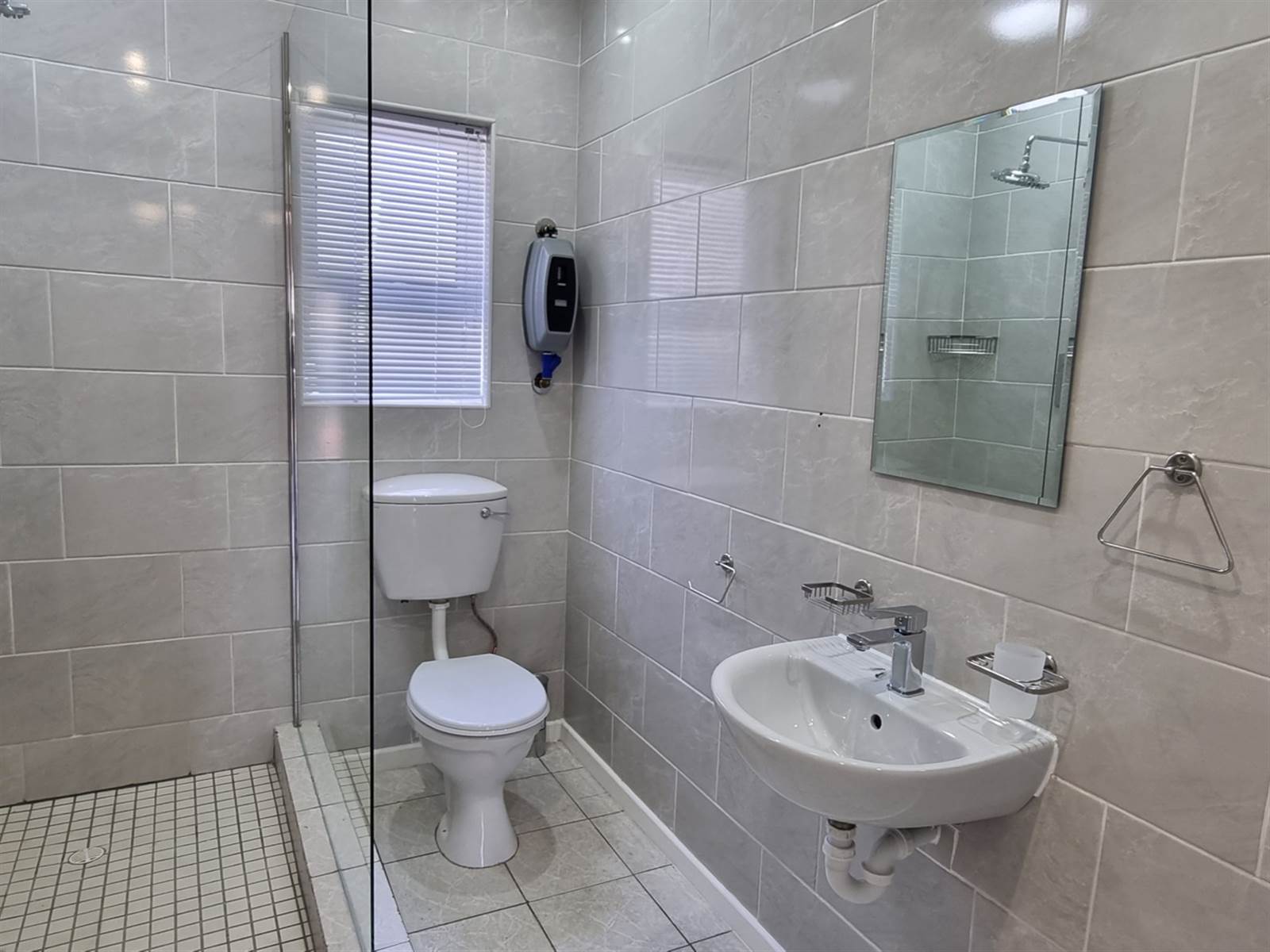 2 Bed Apartment in Rondebosch East photo number 7