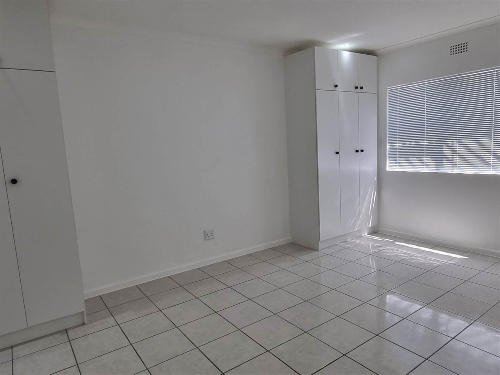 2 Bed Apartment in Rondebosch East photo number 6