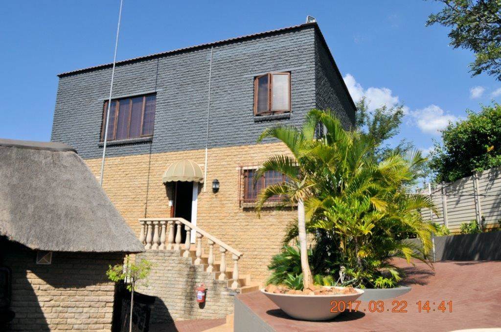 10 Bed House in Protea Park photo number 2