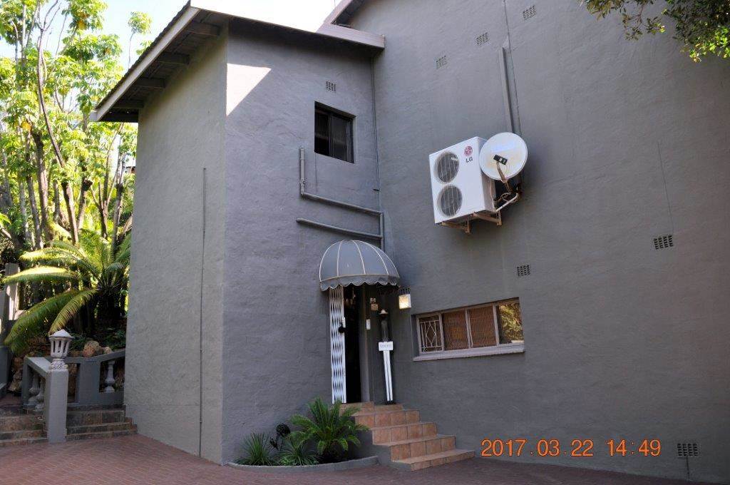 10 Bed House in Protea Park photo number 9