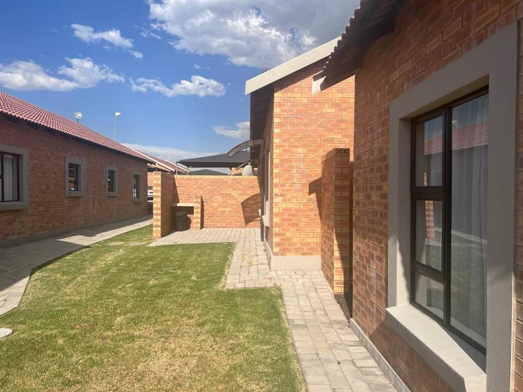3 Bed Townhouse in Trichardt photo number 2