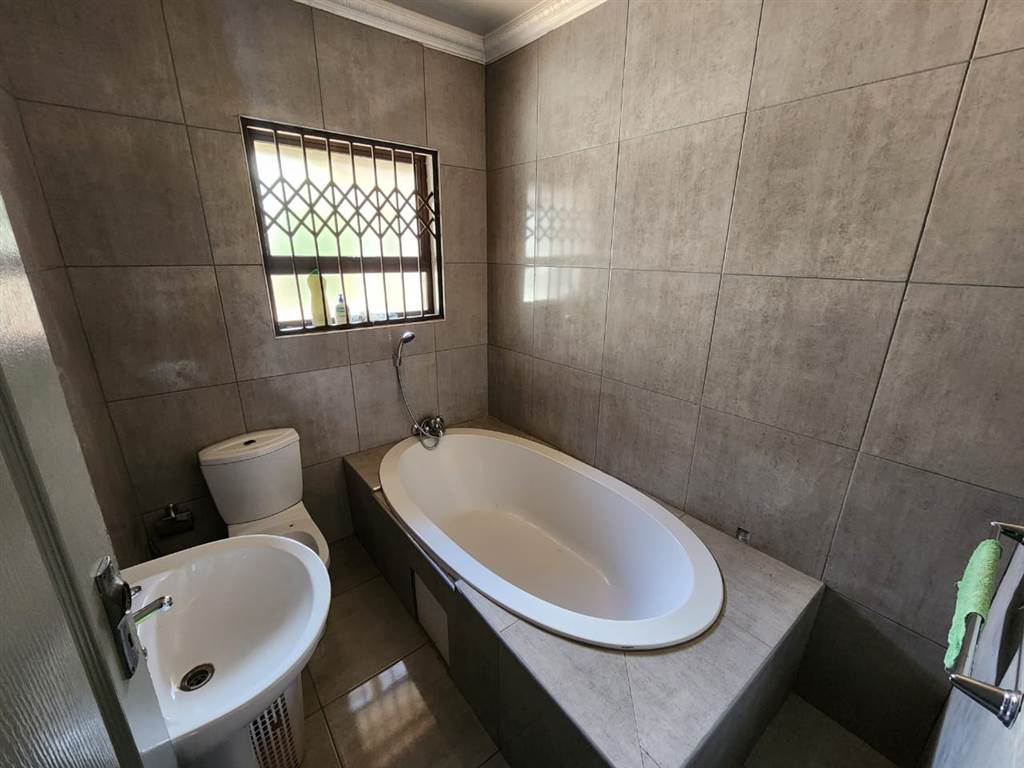 4 Bed House in Serala View photo number 11