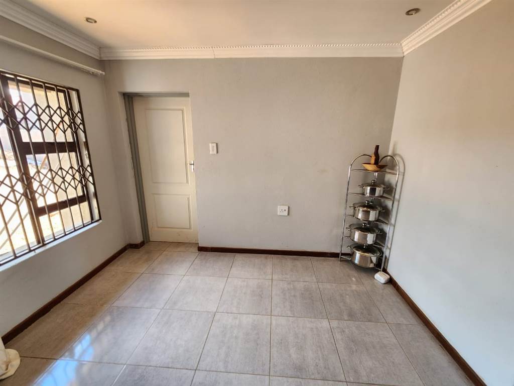 4 Bed House in Serala View photo number 5