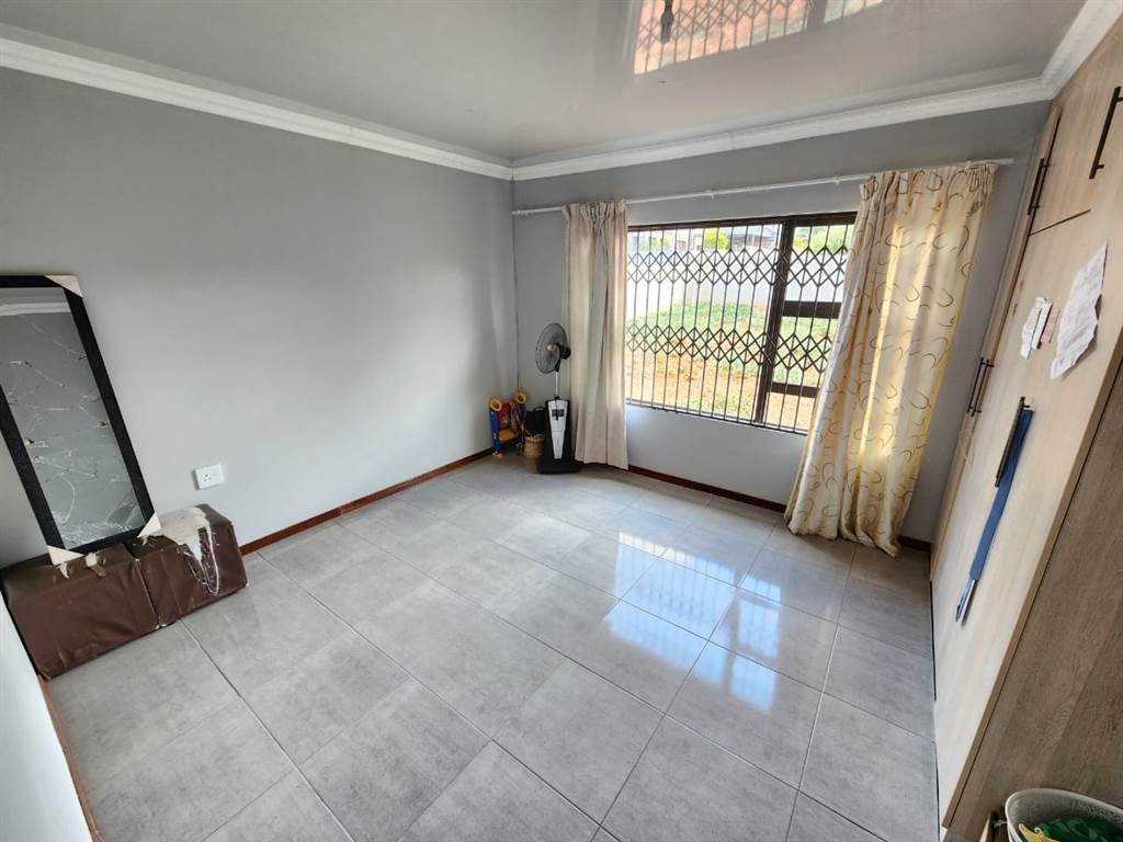 4 Bed House in Serala View photo number 19