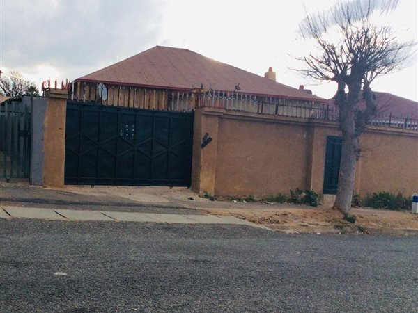 9 Bed House in Rosettenville