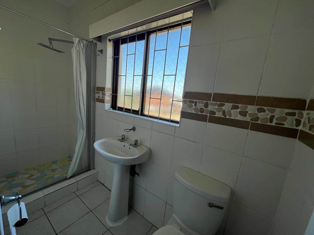 2 Bed Apartment in Scottburgh Central photo number 13