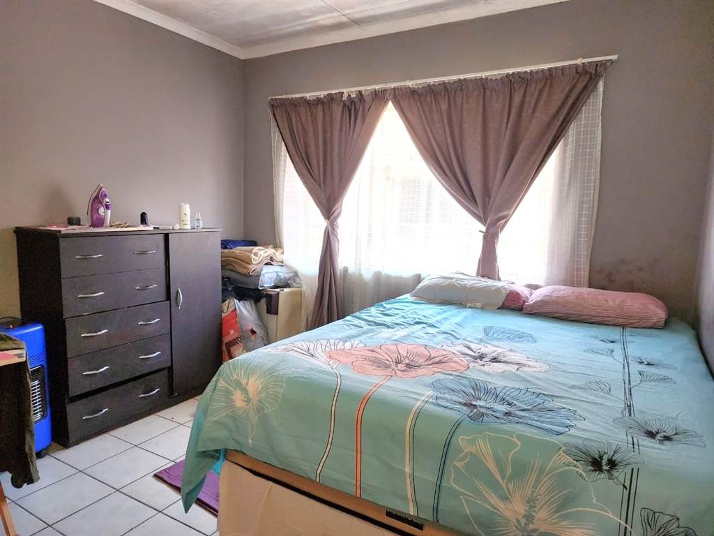 2 Bed Apartment in Kempton Park Central photo number 3