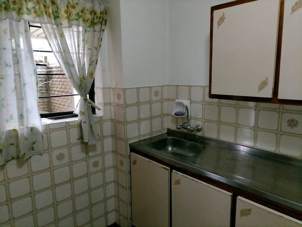 2 Bed Flat in Isipingo Rail photo number 2