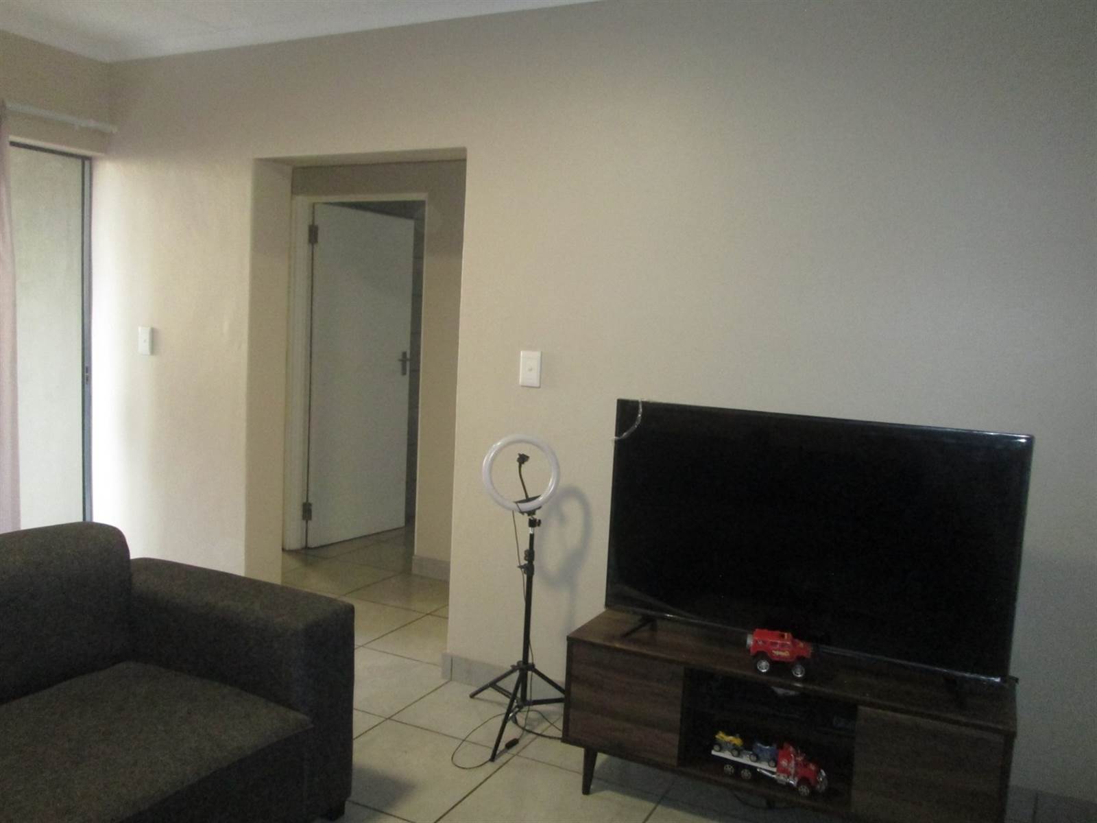 2 Bed Apartment in Pomona photo number 9