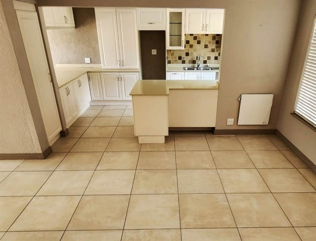 3 Bed Townhouse in Kloofendal photo number 2