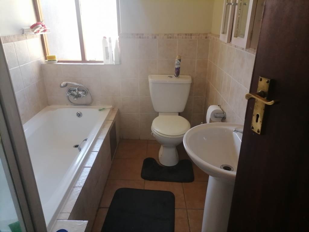 2 Bed Apartment in Zambezi Country Estate photo number 25