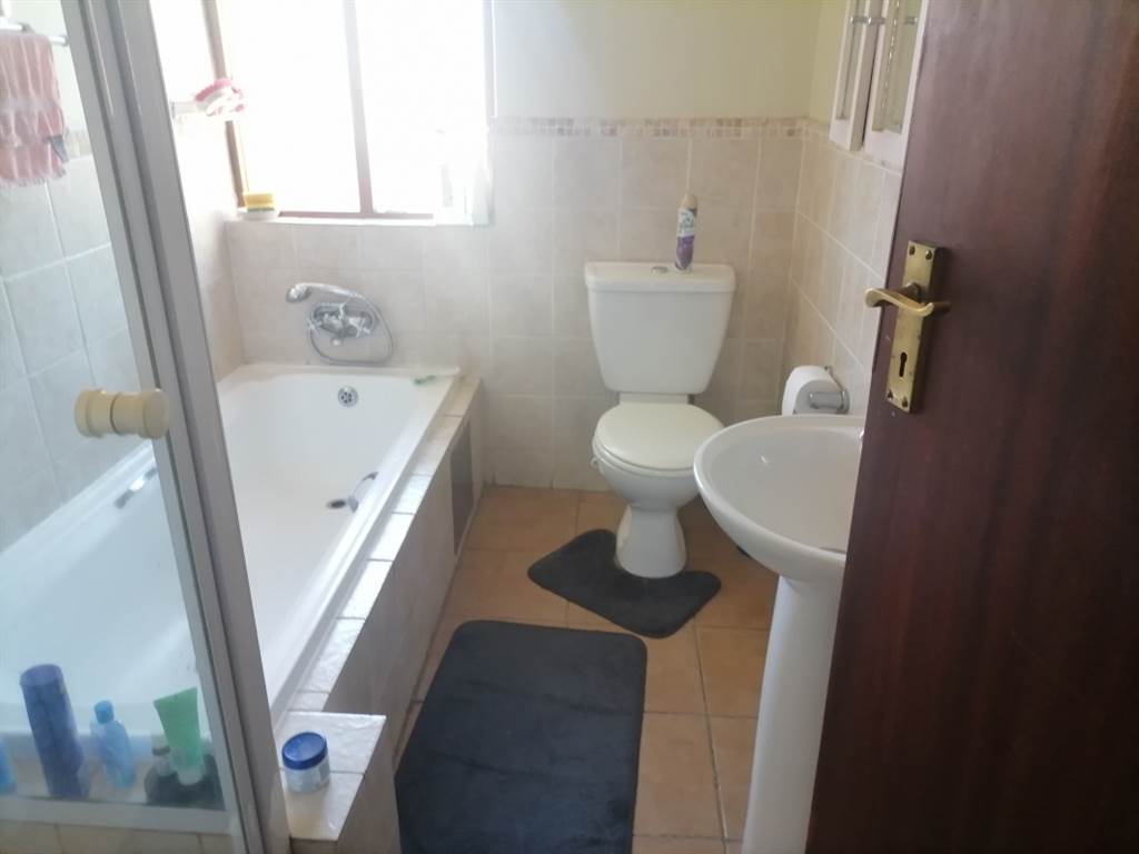 2 Bed Apartment in Zambezi Country Estate photo number 22