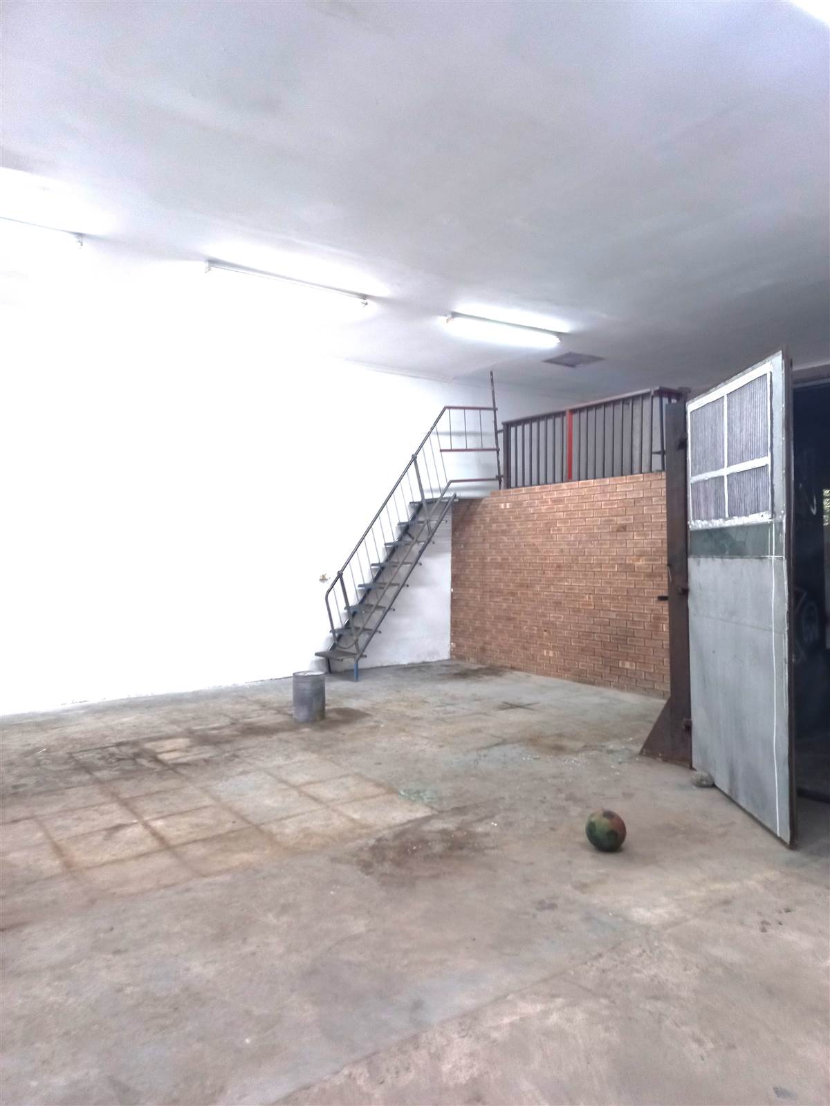 200  m² Commercial space in Queensmead Industrial photo number 6