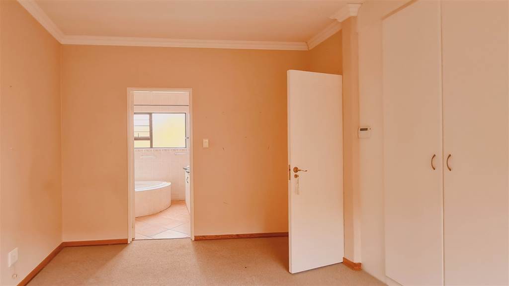 3 Bed Townhouse in Chancliff Ridge photo number 13