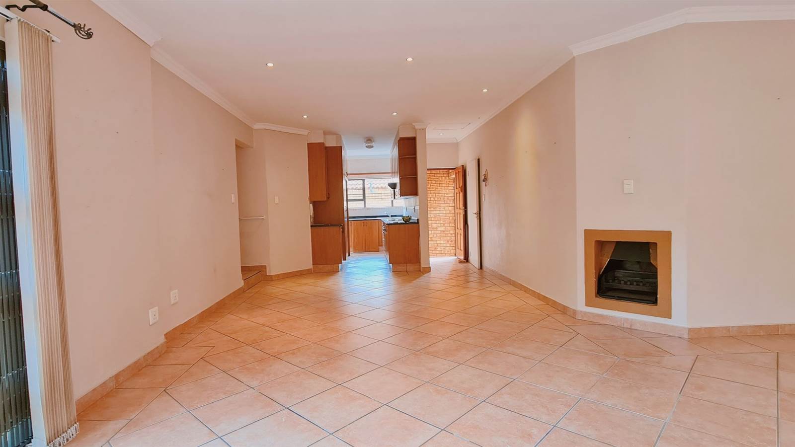 3 Bed Townhouse in Chancliff Ridge photo number 4