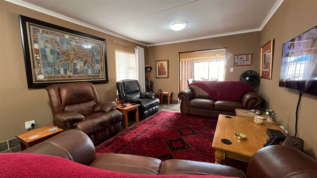 2 Bed House in Humansdorp photo number 4