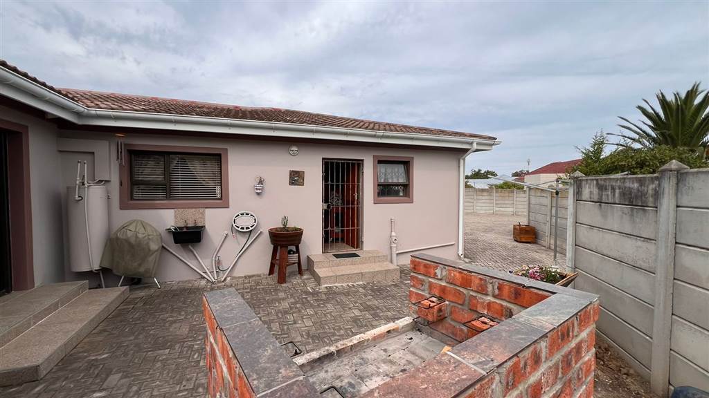 2 Bed House in Humansdorp photo number 13