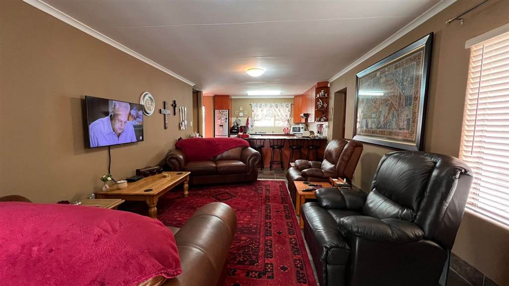 2 Bed House in Humansdorp photo number 5