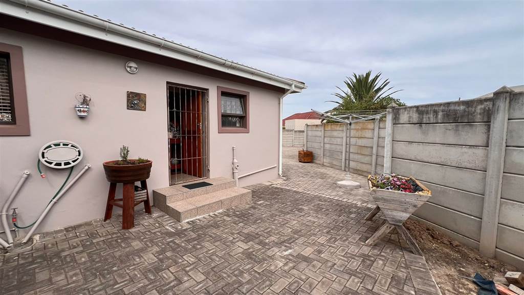 2 Bed House in Humansdorp photo number 14