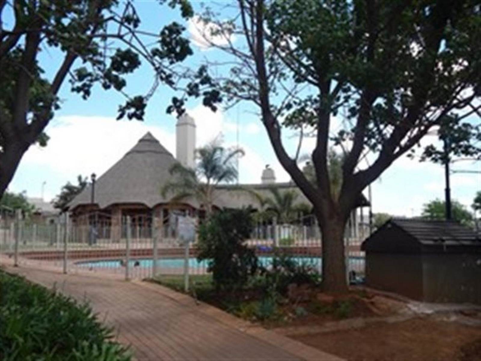 2 Bed Townhouse in Mooikloof Ridge photo number 11
