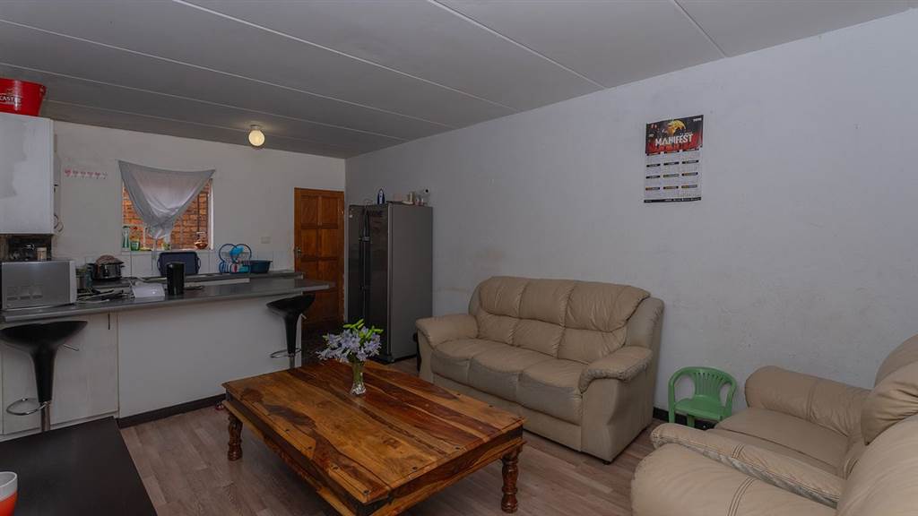 2 Bed Townhouse in Chloorkop photo number 4