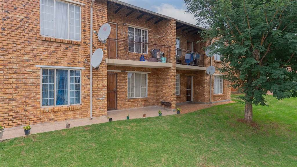 2 Bed Townhouse in Chloorkop photo number 14
