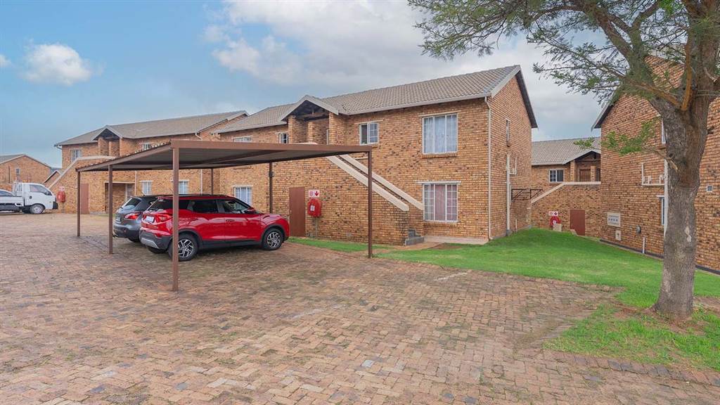2 Bed Townhouse in Chloorkop photo number 13