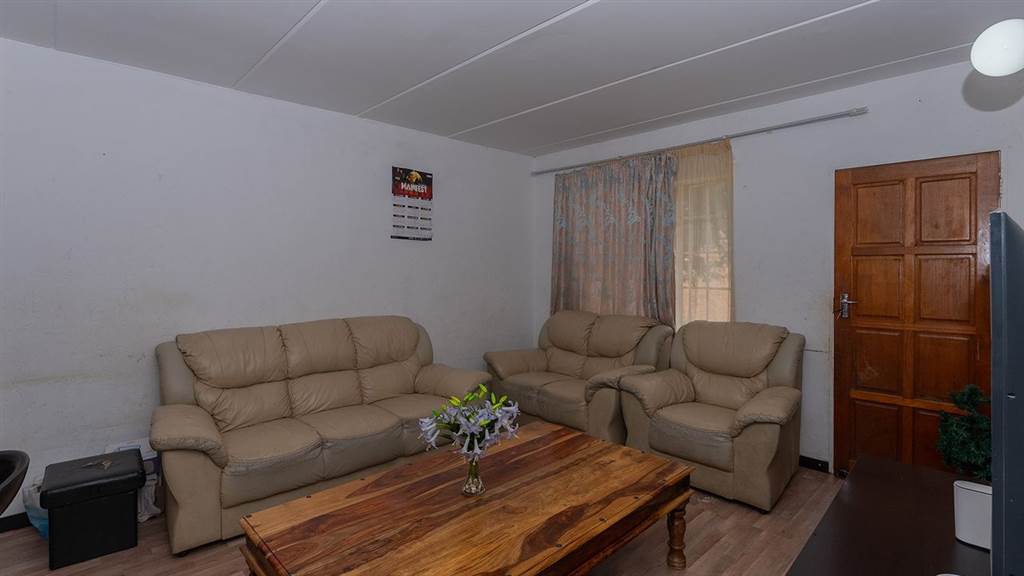 2 Bed Townhouse in Chloorkop photo number 3