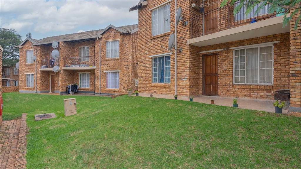 2 Bed Townhouse in Chloorkop photo number 1