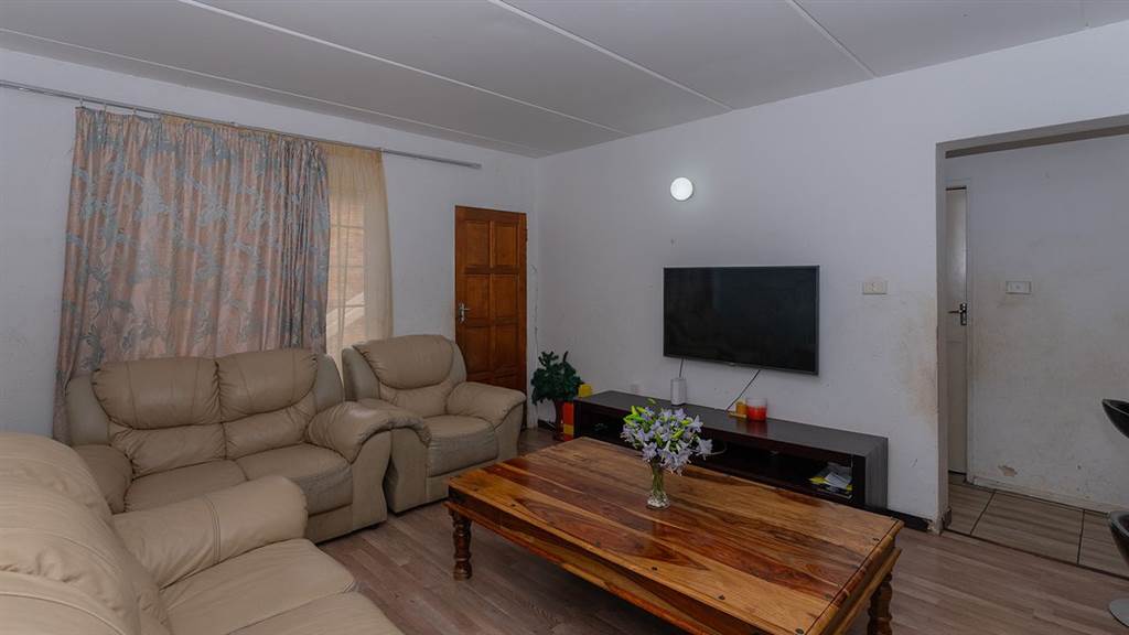 2 Bed Townhouse in Chloorkop photo number 2