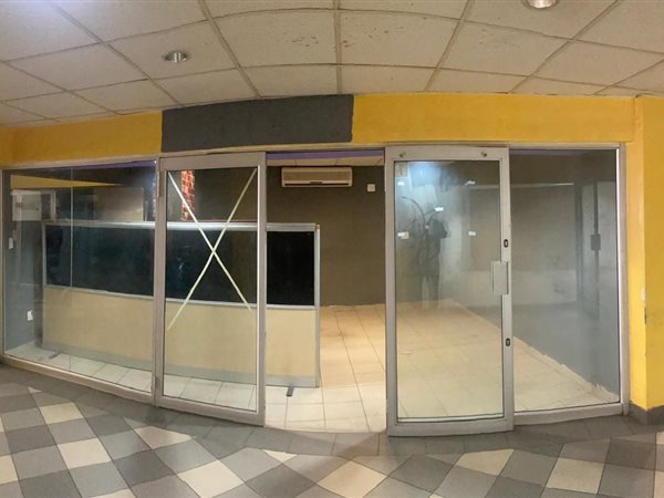 17 m² Retail Space 17 m² Retail Space