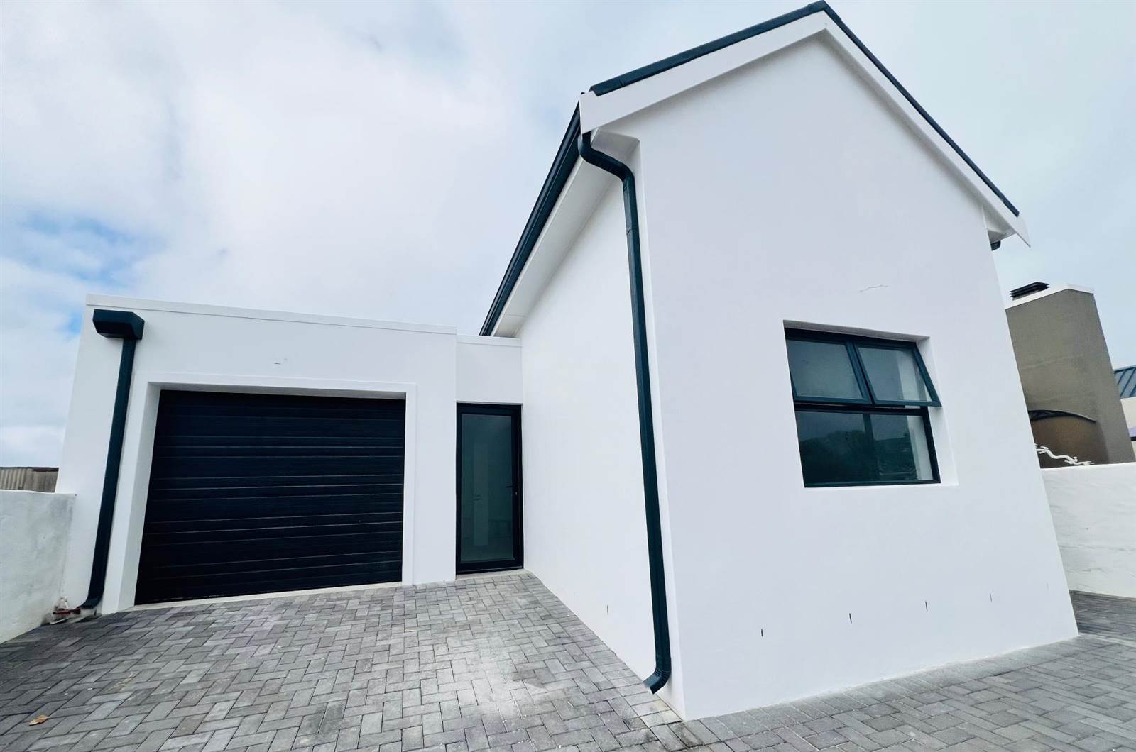 2 Bed House in Yzerfontein photo number 2