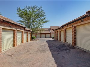 2 Bed Flat in Mooikloof Ridge