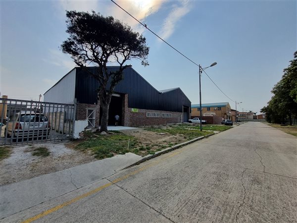 695  m² Industrial space