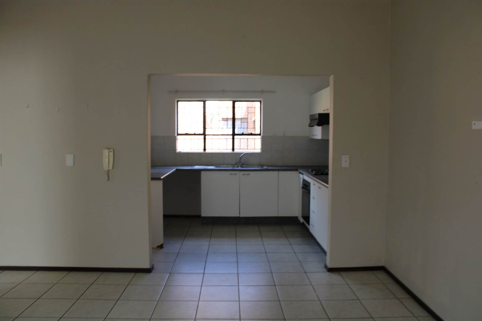 2 Bed Apartment in Wilgeheuwel photo number 7