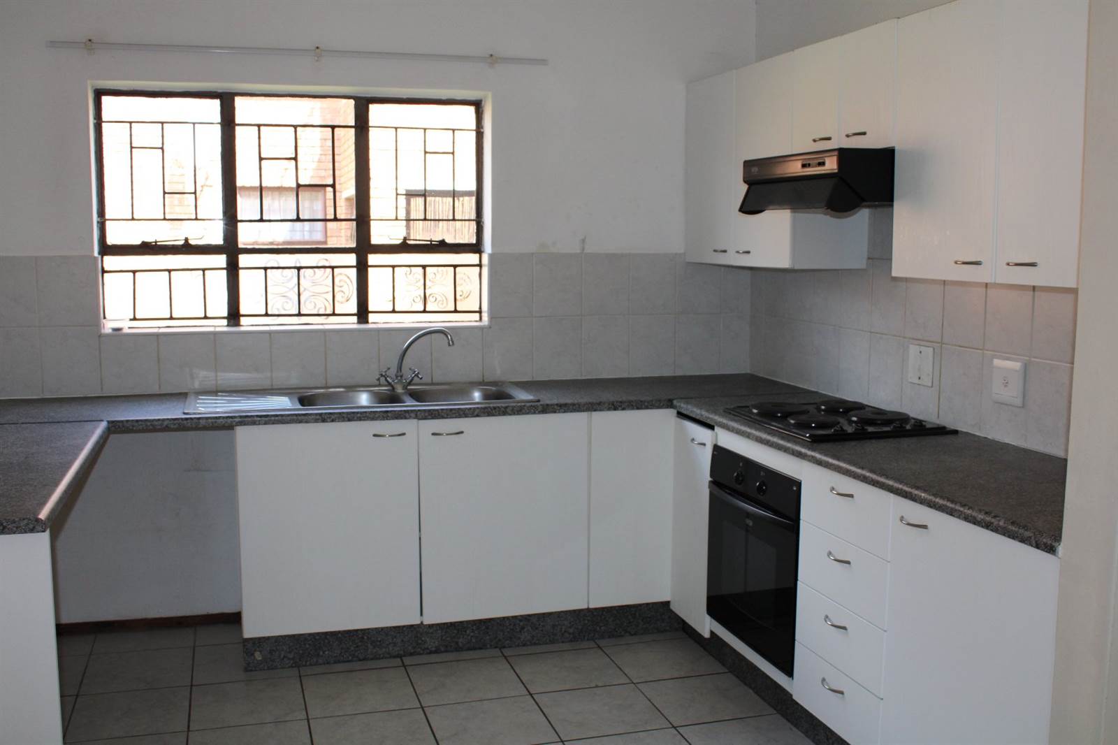 2 Bed Apartment in Wilgeheuwel photo number 9