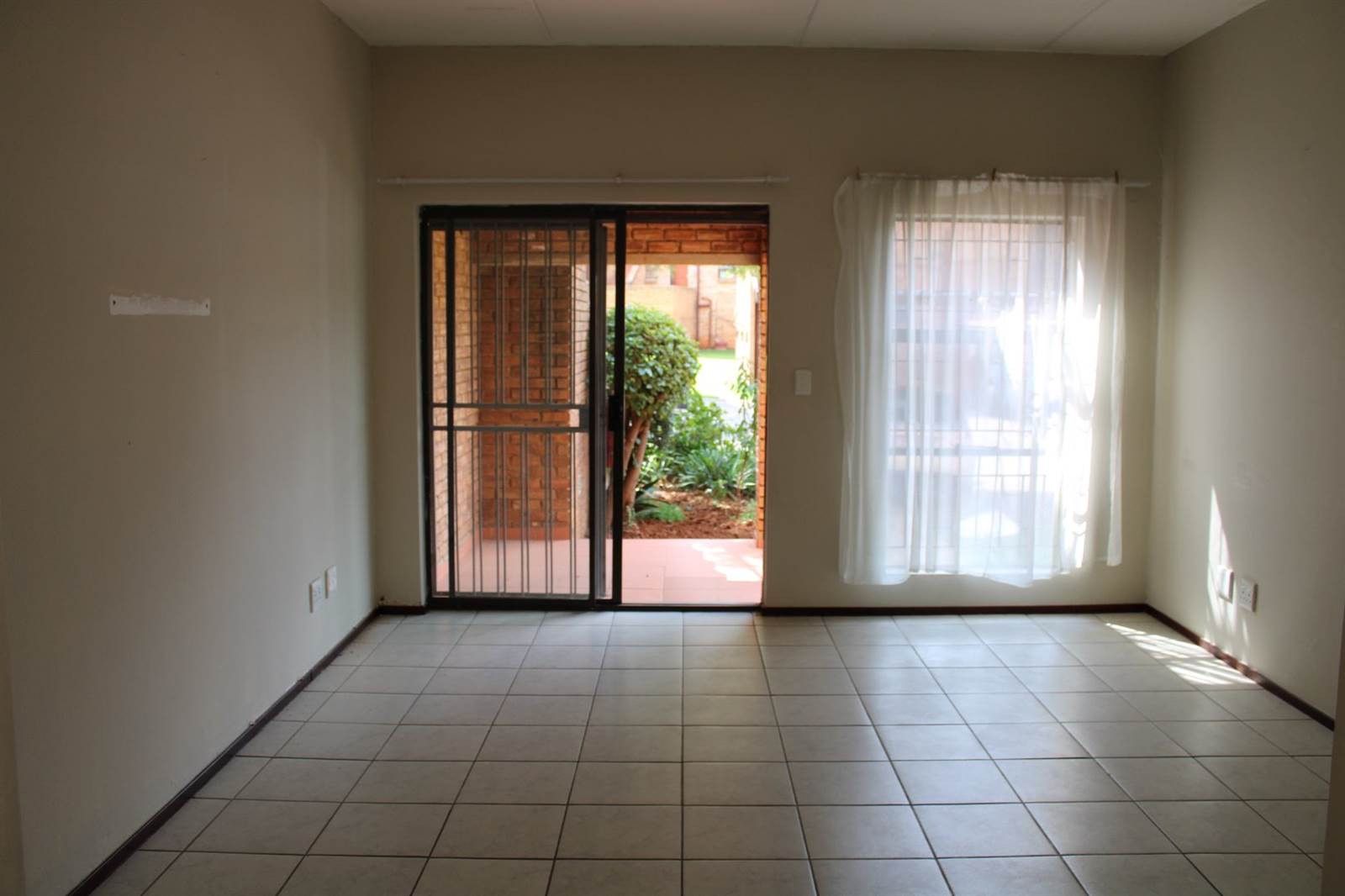 2 Bed Apartment in Wilgeheuwel photo number 5