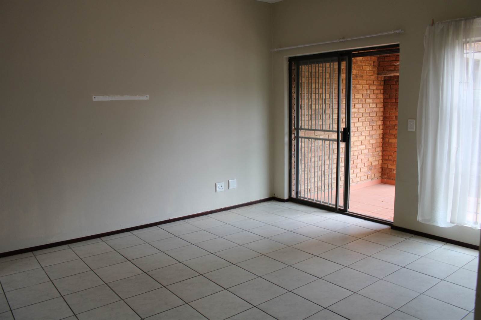 2 Bed Apartment in Wilgeheuwel photo number 23