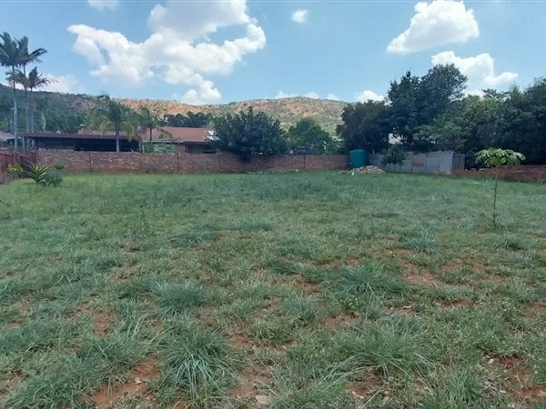 1044 m² Land available in Florauna