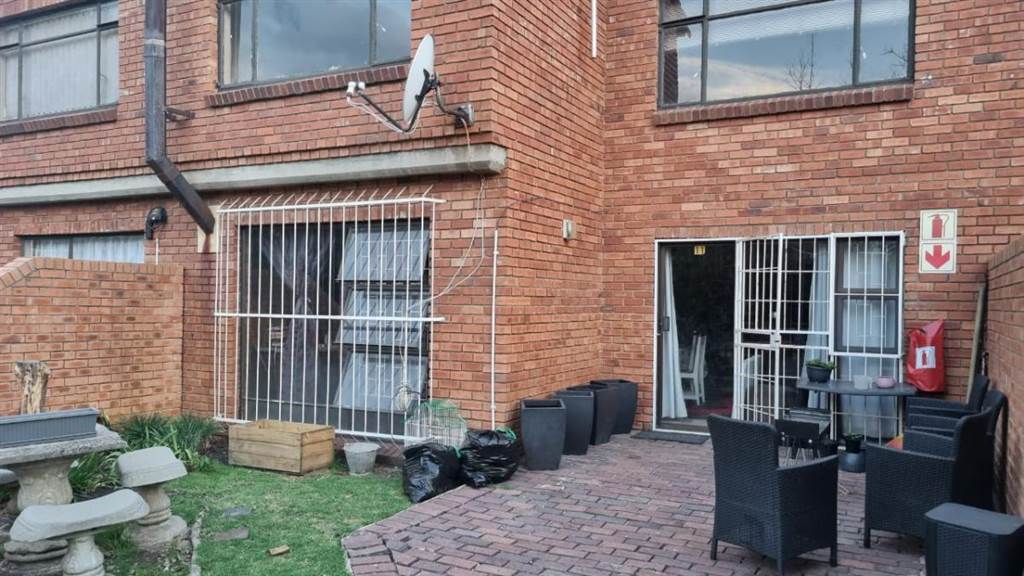 2 Bed Flat in Secunda photo number 16