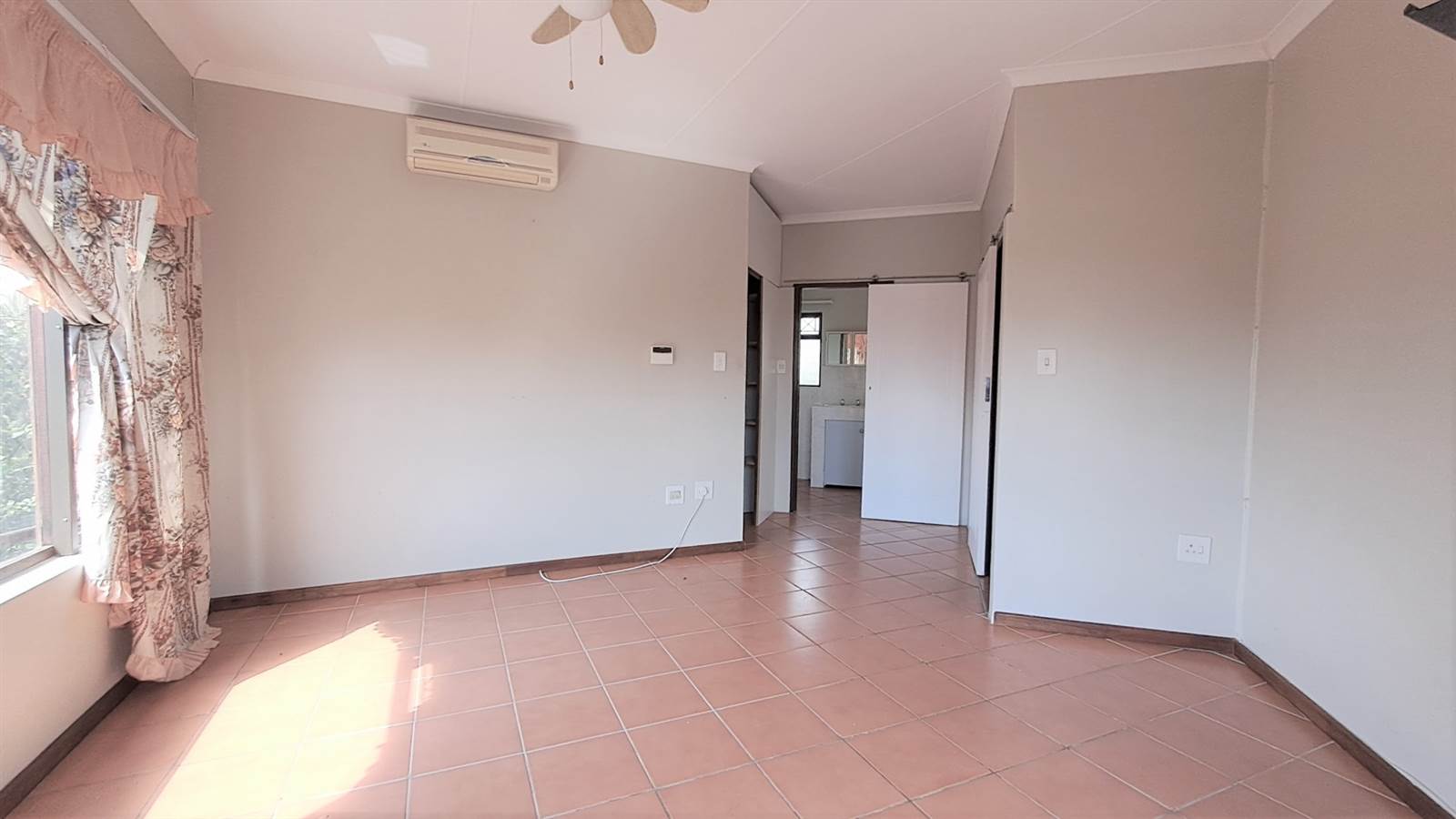 4 Bed House in Uvongo photo number 28