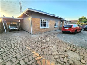 6 Bed House in Moffat View