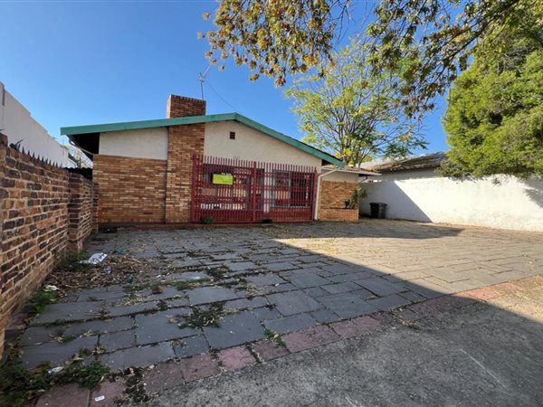 180  m² Commercial space in Parkhurst